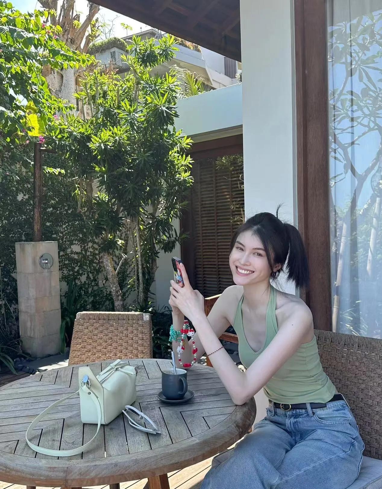 何穗当妈后反而越活越年轻！豆绿色挂脖背心搭牛仔裤，清爽减龄，这状态和身材哪里像