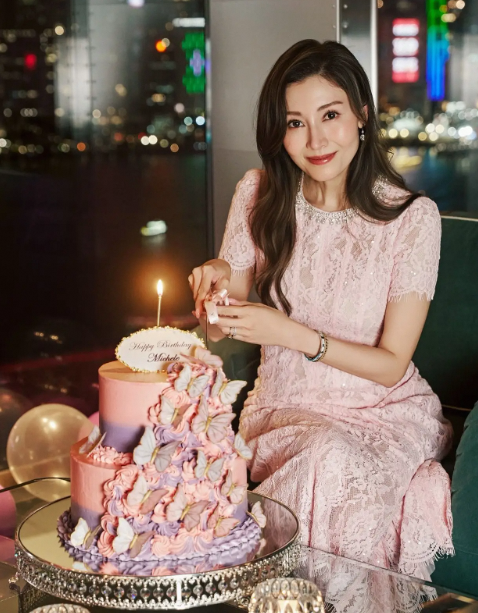李嘉欣于半岛酒店庆55岁生日，状态佳似蝴蝶美人