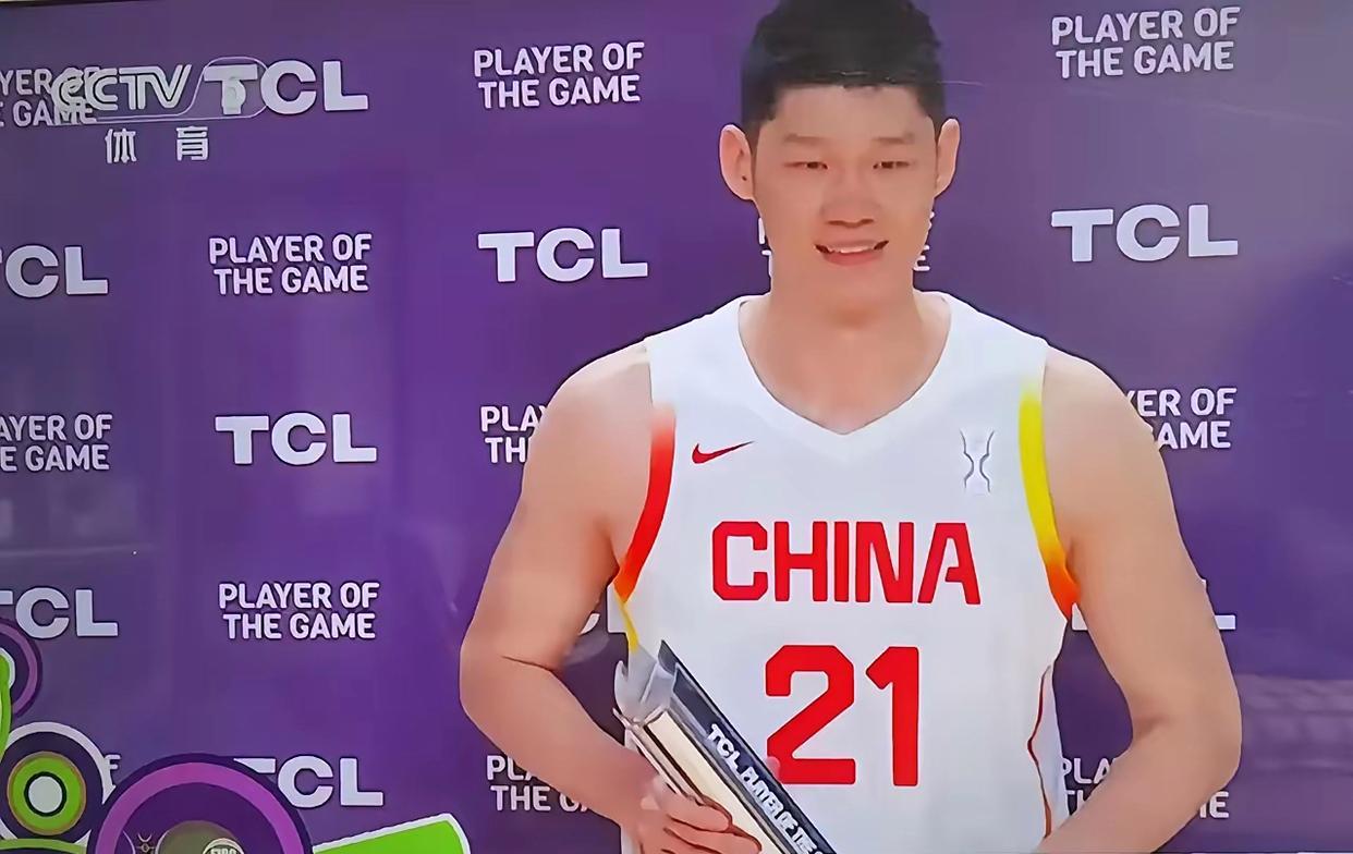 央视解说员透露的一句话感动了所有支持关心中国男篮的球迷。在胡金秋含泪走上颁发领