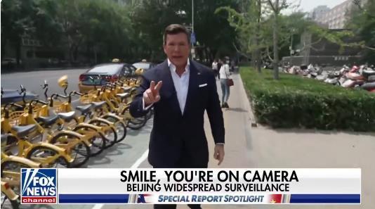 福克斯新闻没有一点长进，还是老一套。一位福克斯新闻的记者在街头四处找茬，最后指着