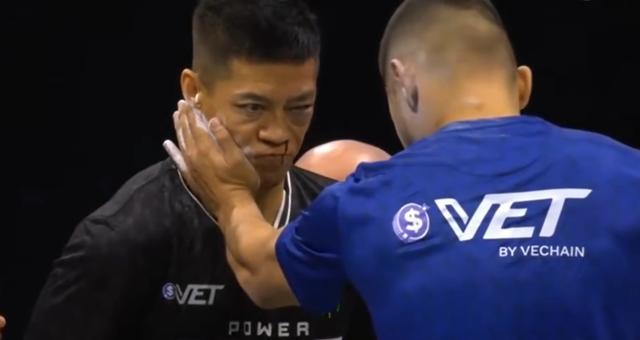 那一记响彻莫斯科的耳光，打醒了谁？中国武者赵鸿刚左眼重影面临手术，背后是72万违