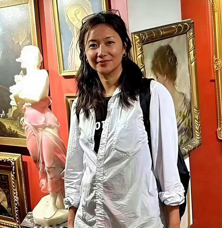 徐静蕾在洛杉矶的近况，瞧着叫人心里不是滋味。51岁了，在海外住了快十年，把老爸老