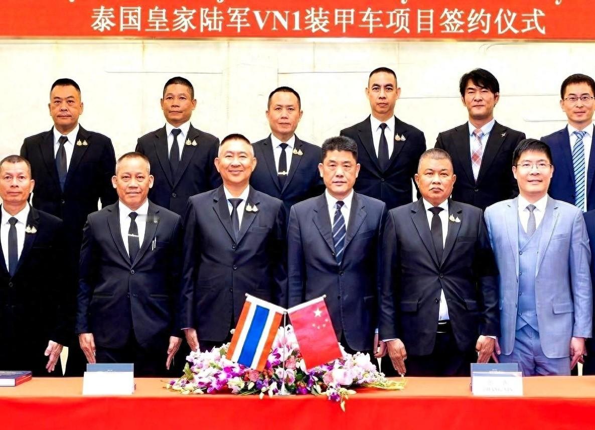 北京机场，一架涂着军灰色的专机稳稳落地，走下来的不是普通代表团，而是泰国陆军装备