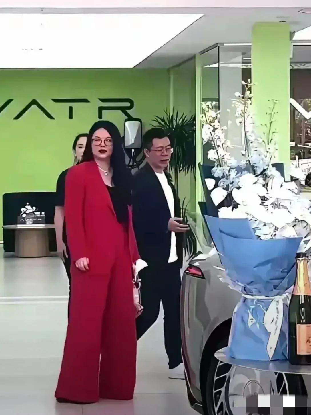 李湘应该也在努力减肥吧。目测得有160斤。长发披肩脸似乎又大了一些，皮