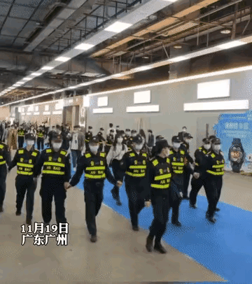 这种奇葩的事情，全世界只有中国内地才有吧，连香港和台湾都没有。一帮安保围起来，把