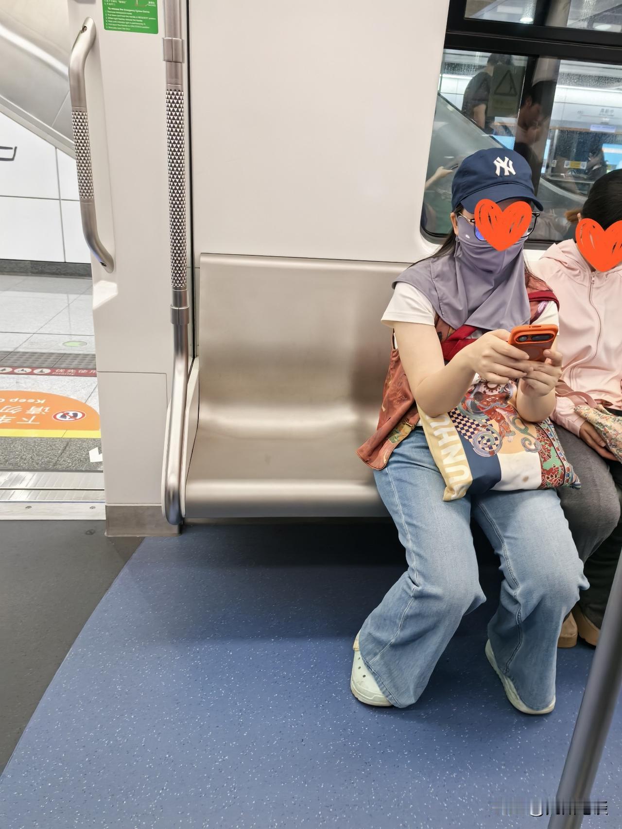 坐过港铁（深圳）才知道还是有边界感的座位好，至少比广州地铁和深圳地铁的直通座椅好