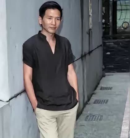 赵德胤家族历经战乱迁徙，曾祖父从南京到云南，祖父修滇缅公路后定居缅甸。父亲是民间