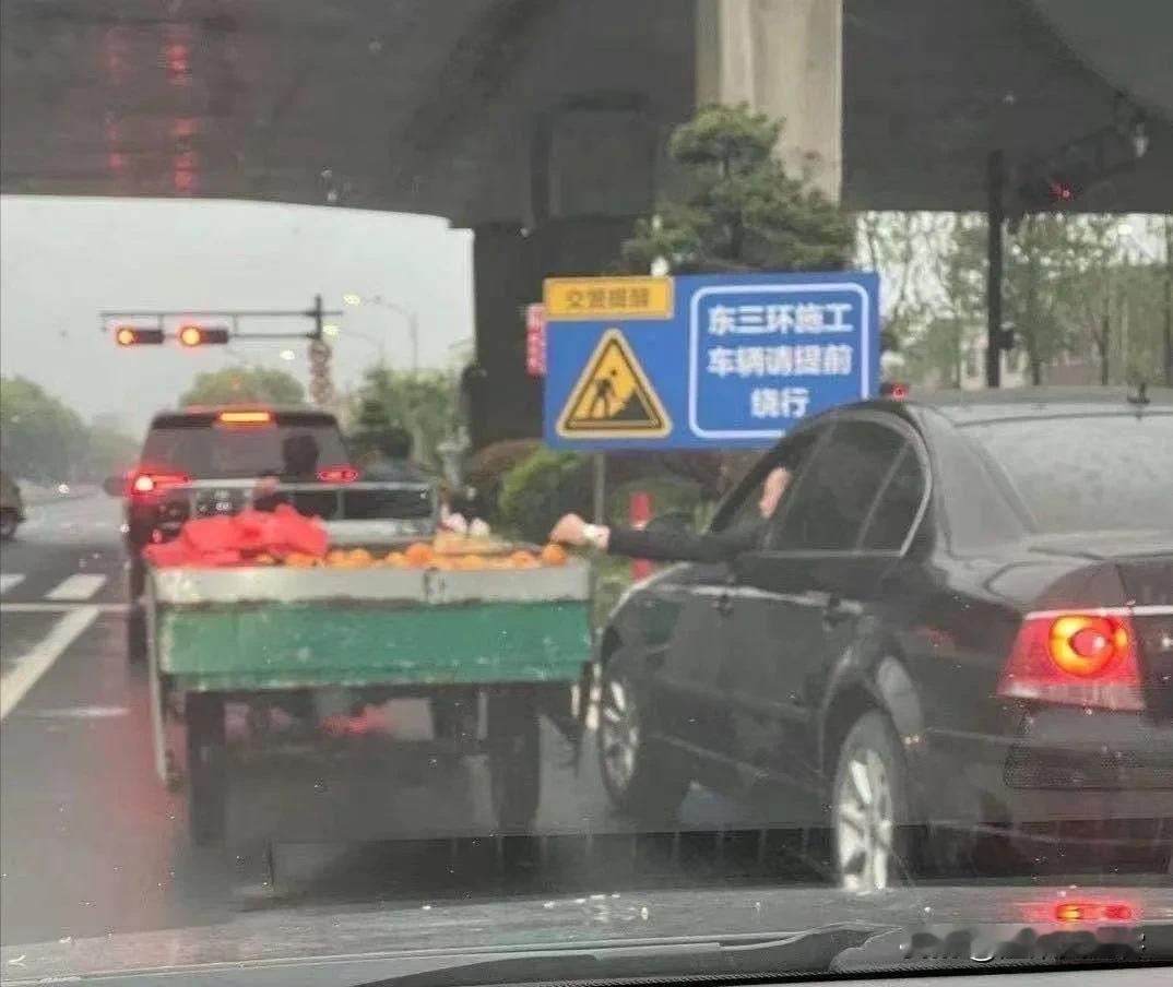 路上撞见顺手牵羊，一声喇叭已是无声的提醒！开车赶路时，偶然瞥见前方一幕，让人