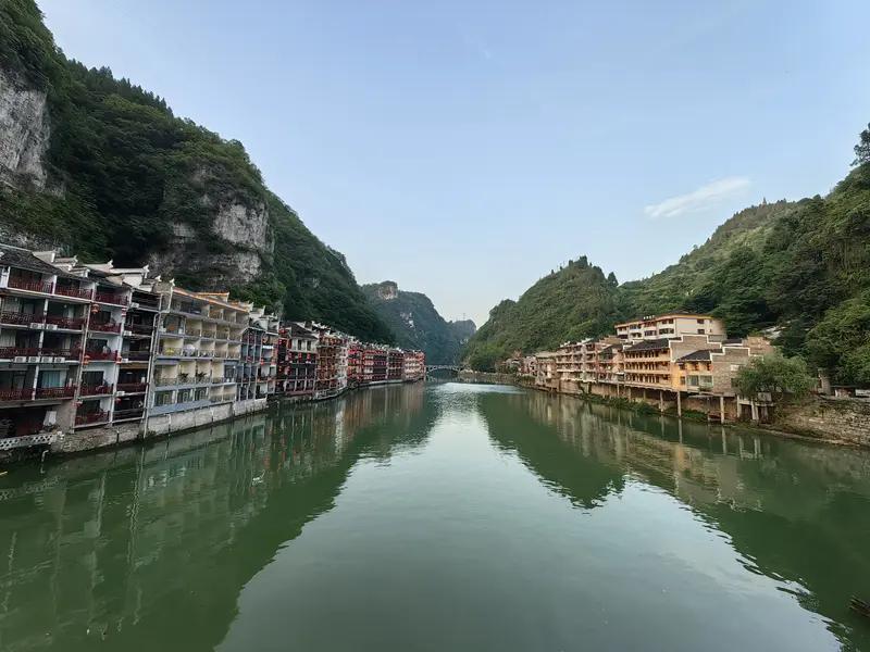 古镇慢游，把时光揉进人间烟火，镇远古镇舞阳河畔，青瓦白墙依水而建，夜色里红灯笼次