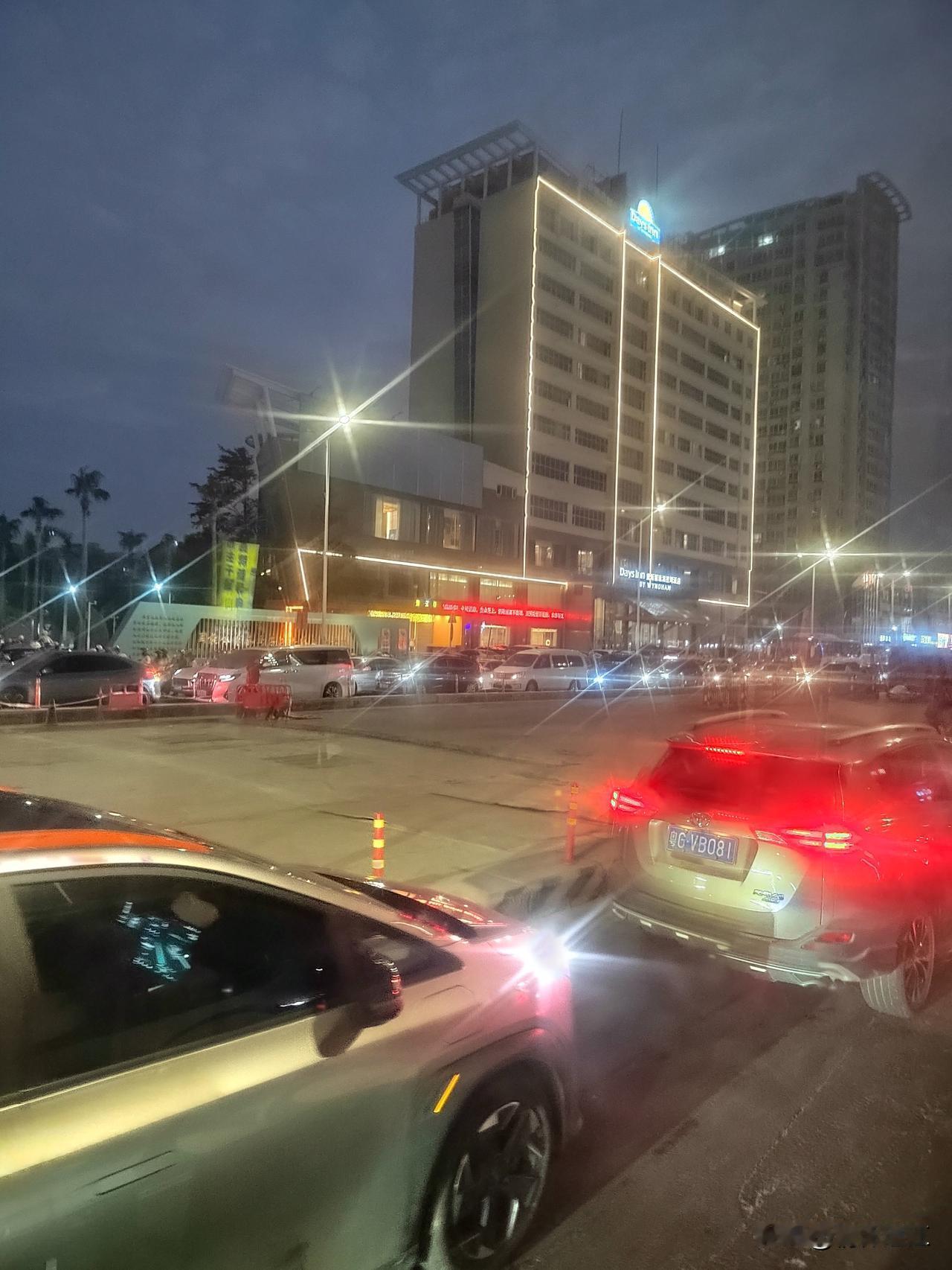 今天12月29日，傍晚我坐公交车经过湛江市霞山区海滨大道潜水学校大门前的路段，由