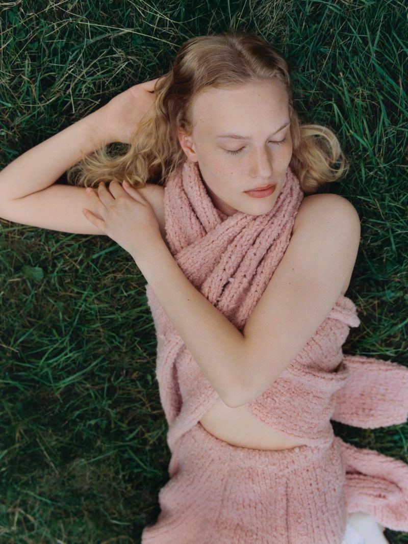 模特AstridØstergaard出镜波兰版《VOGUE》2025年11月刊