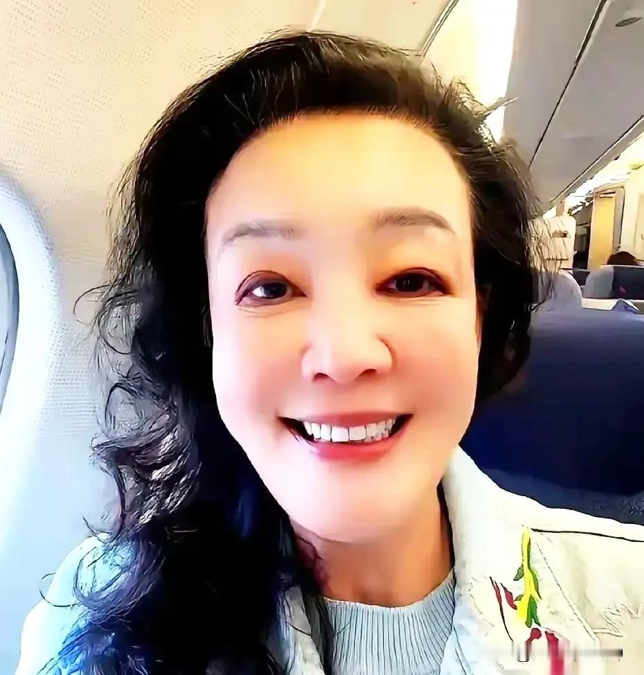 向来疼惜玥玥、霖霖的兰姐，此次归来全程不提孩子、不发相关视频，沉默背后全是难言心