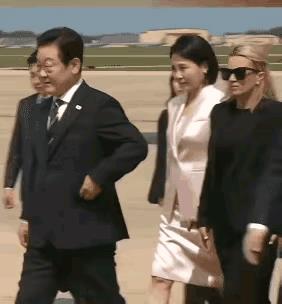 李在明访美冷冷清清，夫人金惠景不悦肉眼可见，手臂也不挽了，咔咔就是往前走啊走。