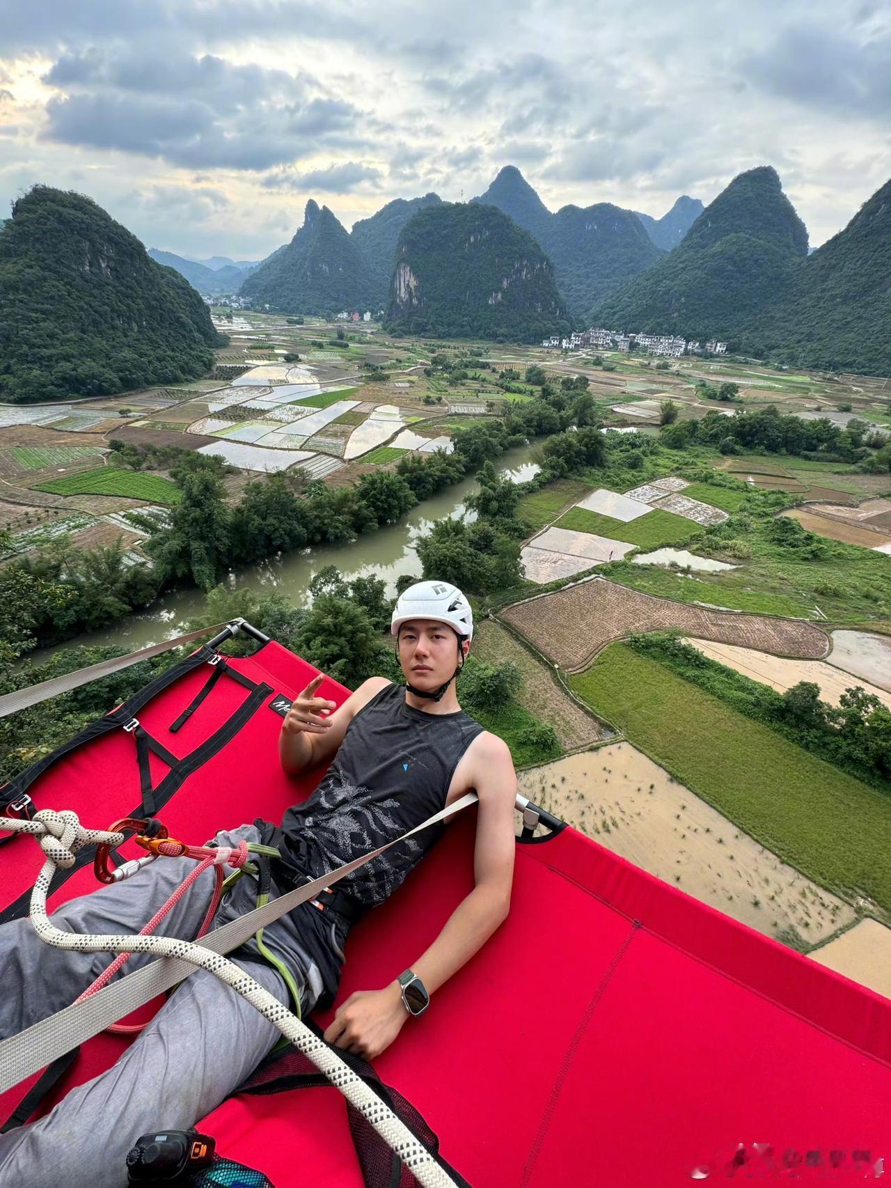 树上睡觉95分！王一博这操作看呆网友。王一博最近在40米高的树上睡吊帐，智能手表