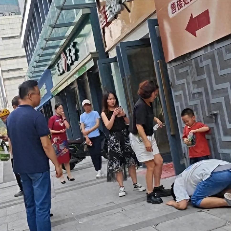 男子一个月赚十万，妻子却跟别的男人暖味。南京的街头一男子跪在地上痛哭流涕，男子