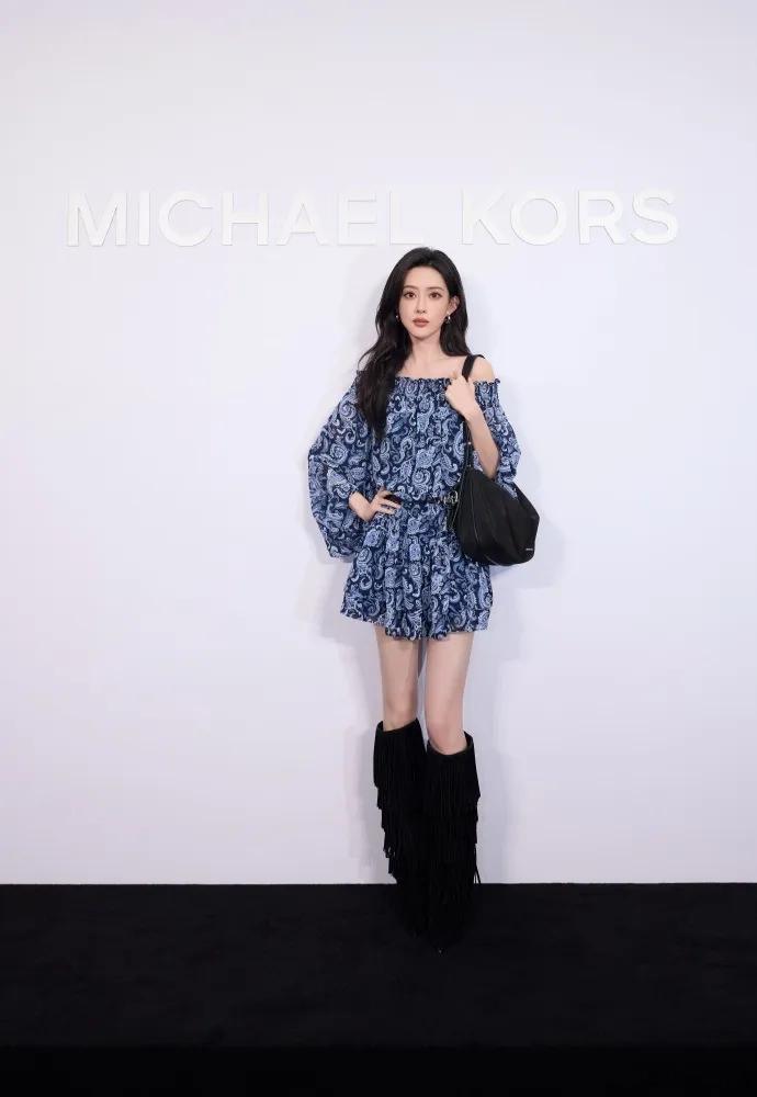 最近孟子义在出席时尚活动的时候搭配的很有清新靓丽感，看起来像个迷人的仙女。​​