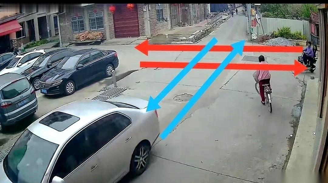 张口就要22万。可老太太实际的医药费，才花了2万6。就因为两个骑车的小姑娘，