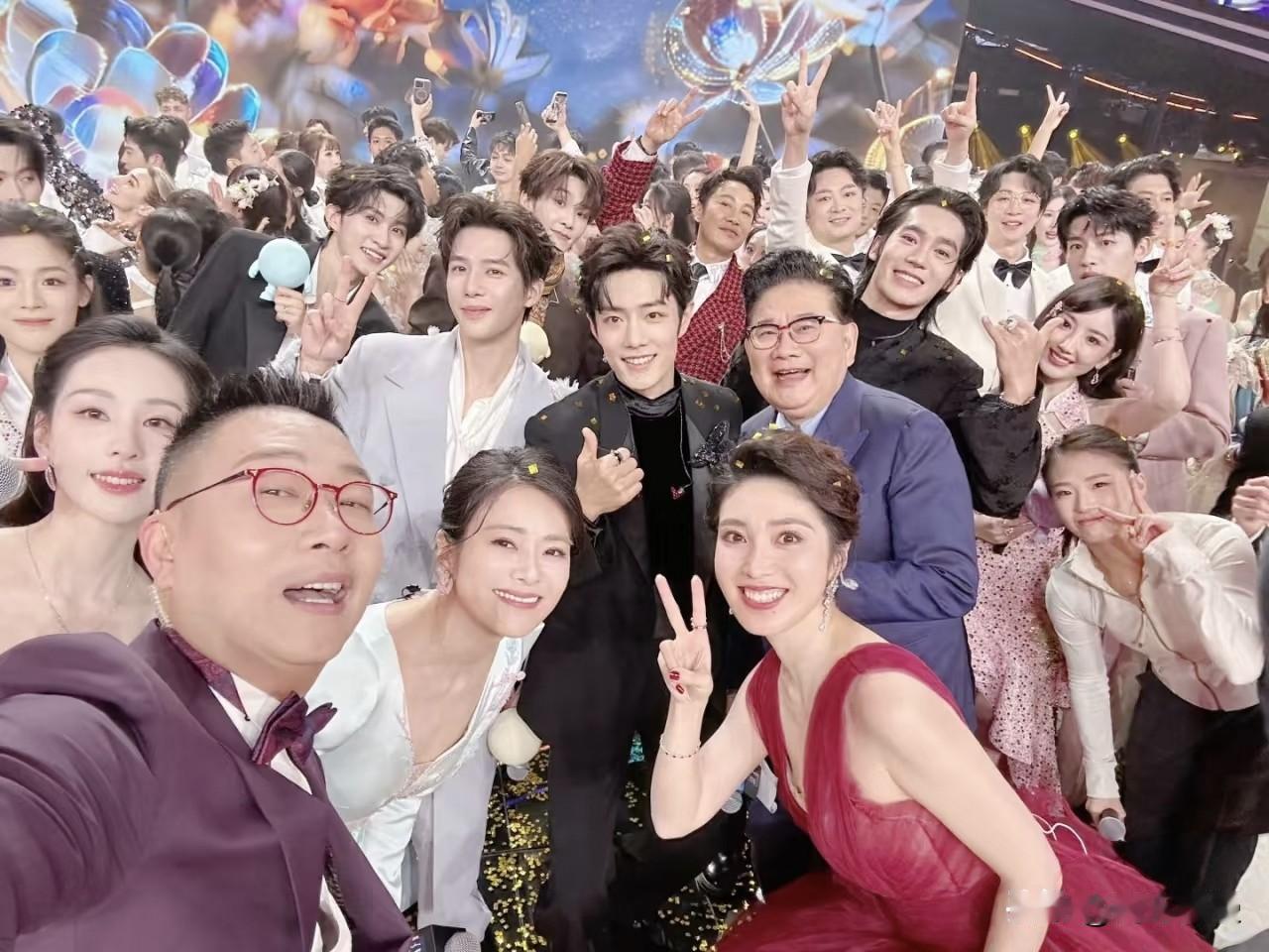 网友们期待的晚会照片出来啦，东方卫视主持人自拍视角，绝了！主持人突然在舞台上