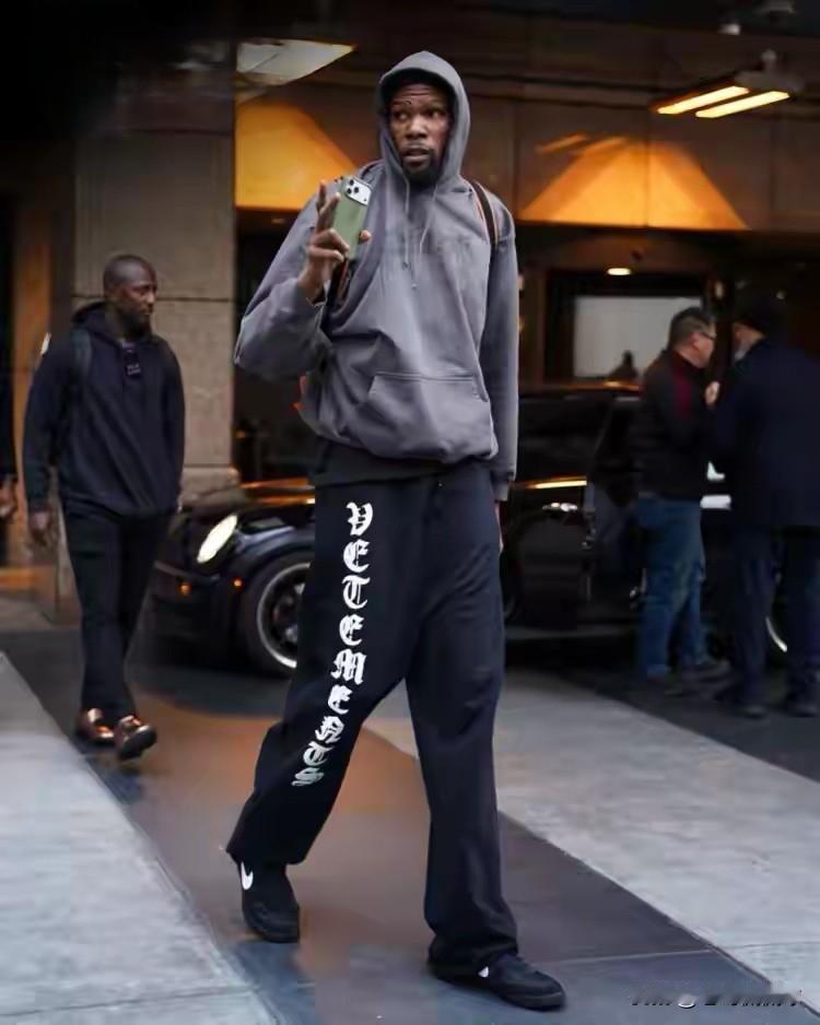 ESPN的预测真是太荒谬了！明天火箭将会在客场挑战步行者，值得一提的是，火箭巨星