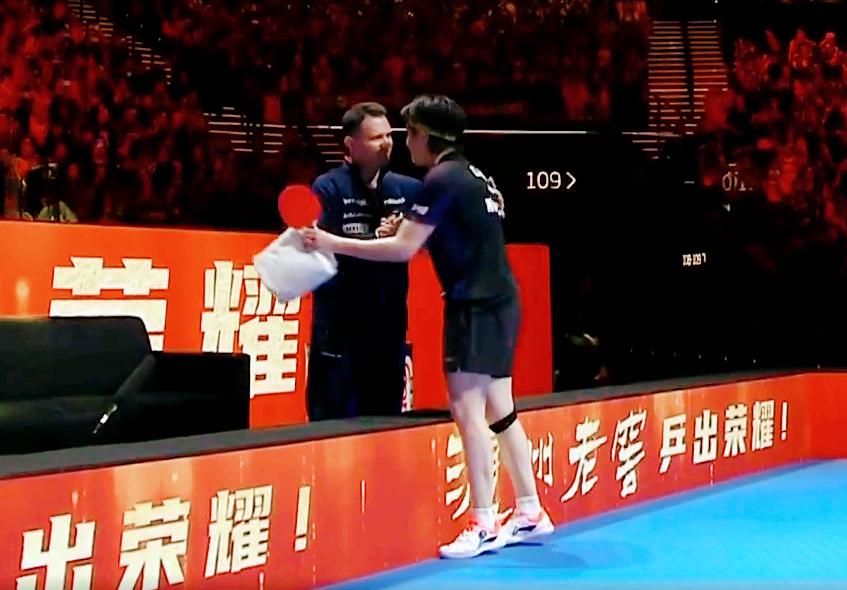 笑死我了，王楚钦4:2拿下小布后，去和小布教练握手，结果被他教练抓住，笑着聊