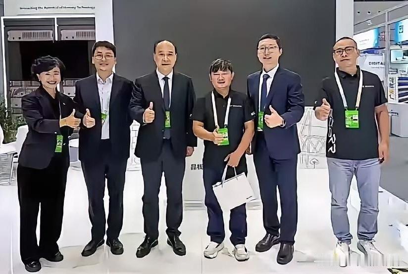 张雪在广交会展馆巡馆，在广交会展馆挨个走访多家参展企业，包括长江存储在内，当面询