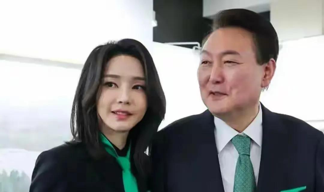 韩特检组也太没有同情心了吧，关押尹锡悦和金建希的时候，非要把他们俩人分开，弄得金
