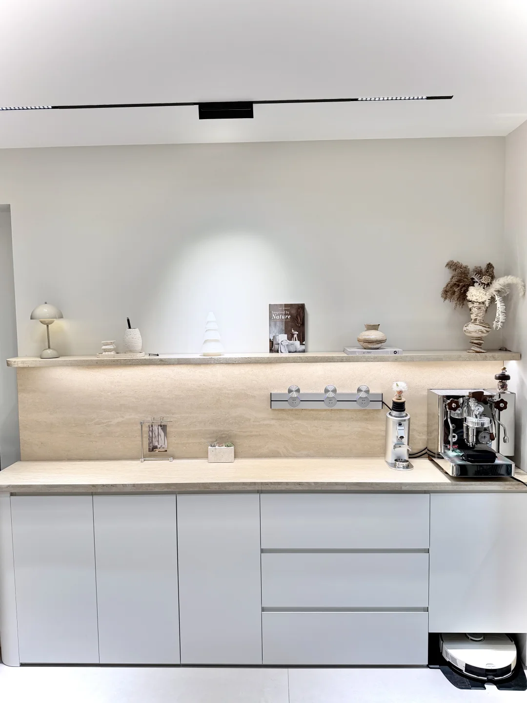 被问爆的餐边柜设计✨轨道插座太香了！