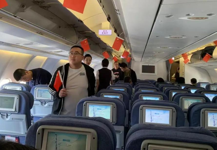 菲律宾这回懵了，中国不奉陪了。国庆当天，马尼拉国际机场，一批中国教师拖着行李