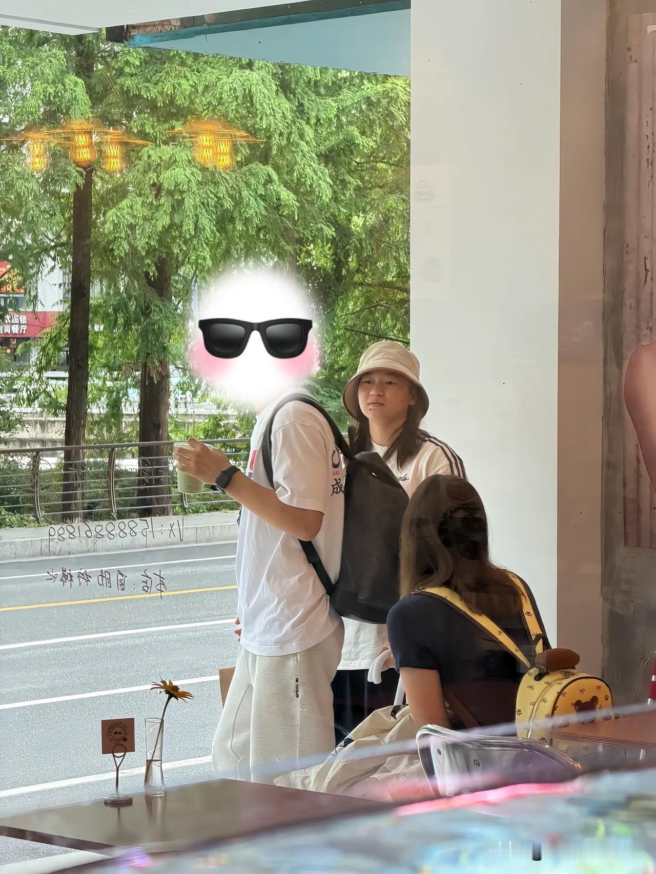 6月24日，全红婵与朋友在浙江游玩被网友偶遇。婵宝身穿白色T恤，下身搭配黑色长裤