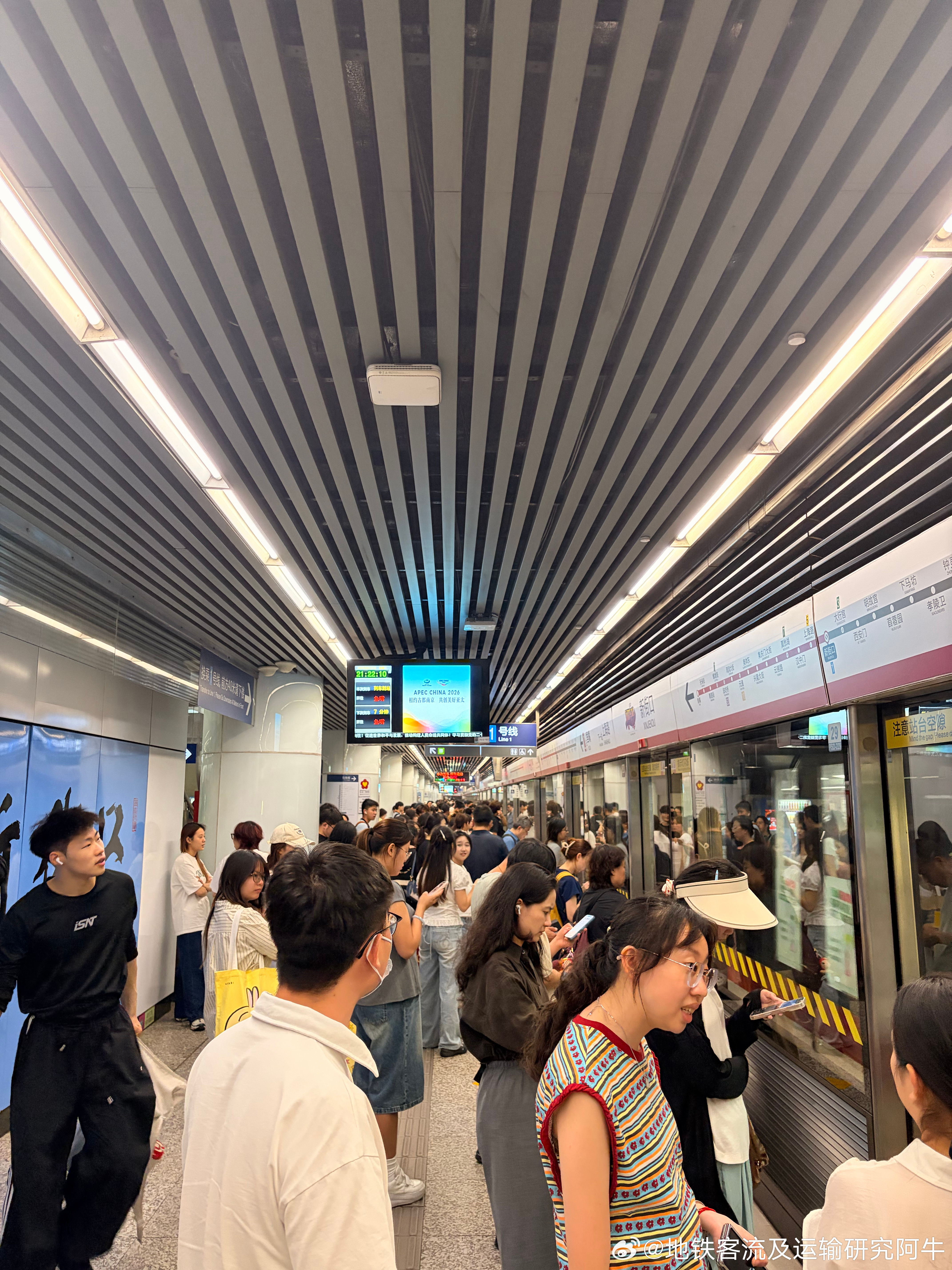南京地铁网友：2026年8月18日（周二）21:22南京地铁2号线新街口站，站