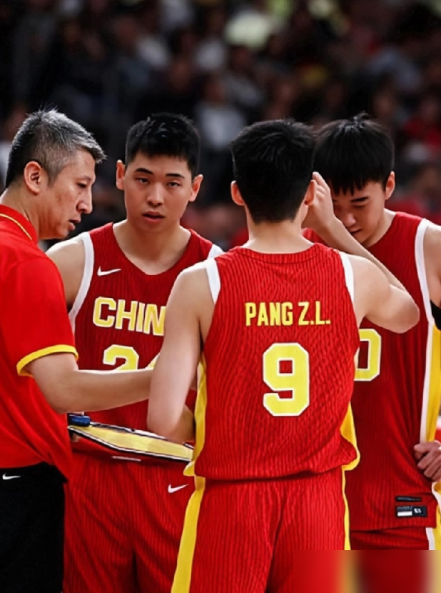 郭士强把王俊杰按在四号位，废了一半亚洲杯期间，王俊杰场均23.5分钟，13分4.2板，命中率56%，