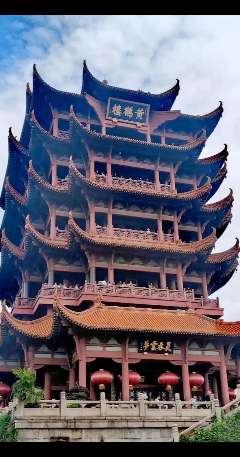 总听人说武汉是座“热辣又滚烫”的城市，从前只当是形容它的夏天和热干面，直到上周六