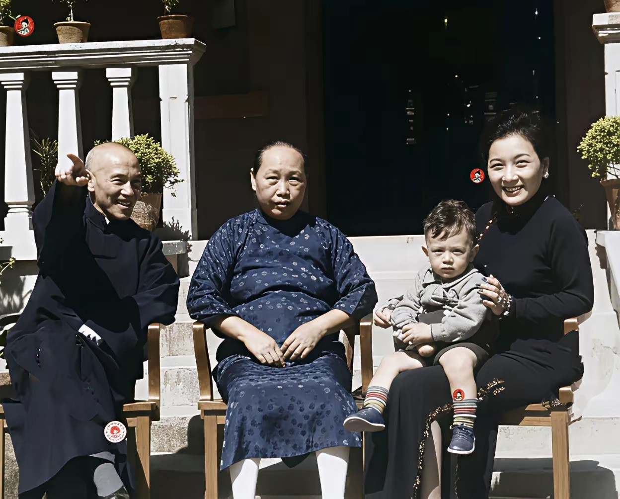 蒋介石与原配毛福梅（蒋经国生母）以及宋美龄的合影。1937年4月，奉化溪口文昌阁