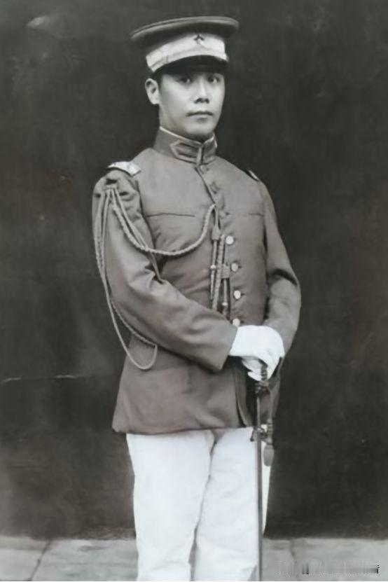 1949年初北平城里有个瘸腿老头，都快吃不上饭了，可你猜怎么着——他吃窝头用的是
