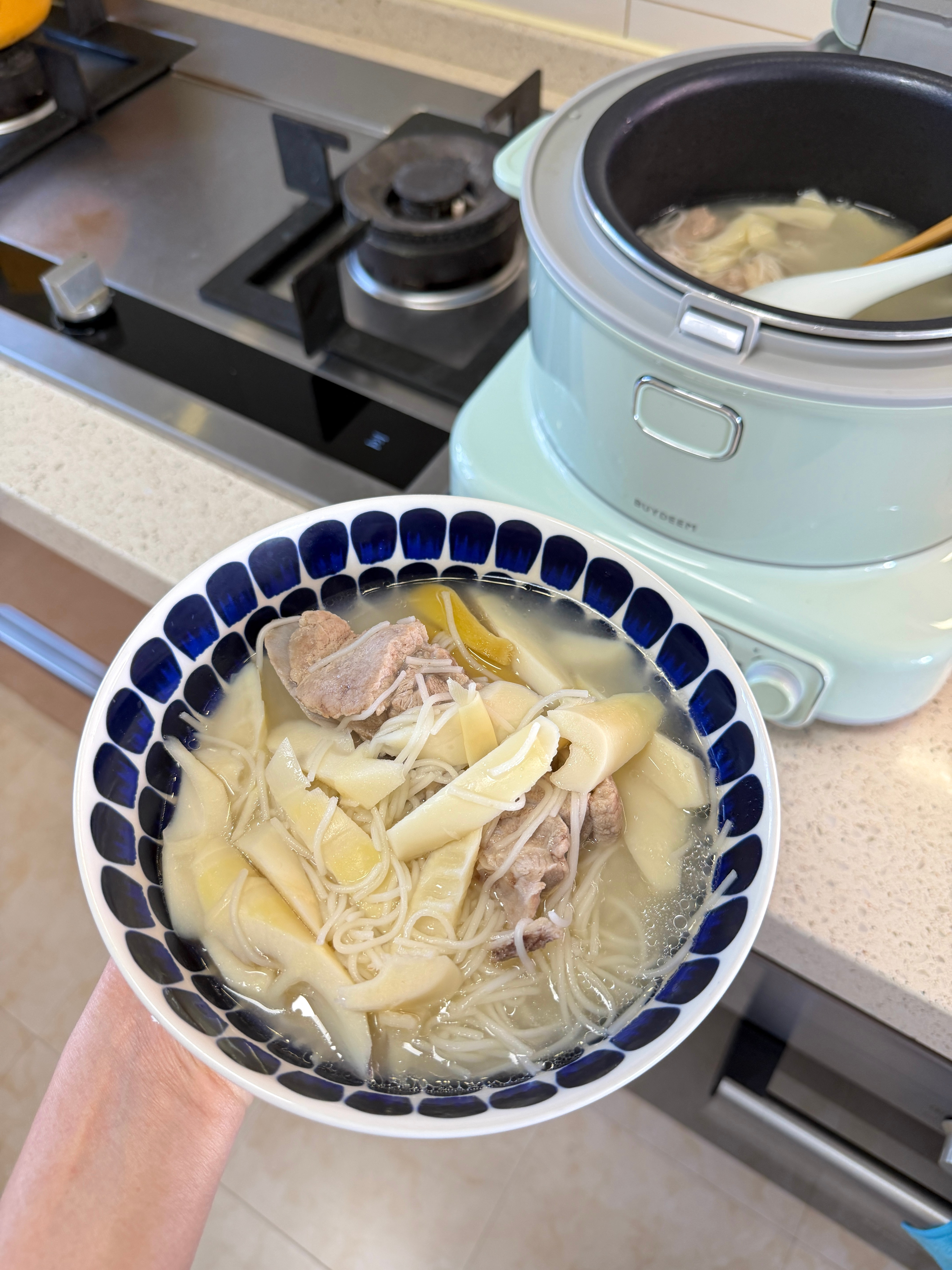 电饭煲的新用法：排骨焯水后，直接放入电饭煲和热水，按煮饭键快出锅前十分钟样子，加入挂面，煮的超好，面