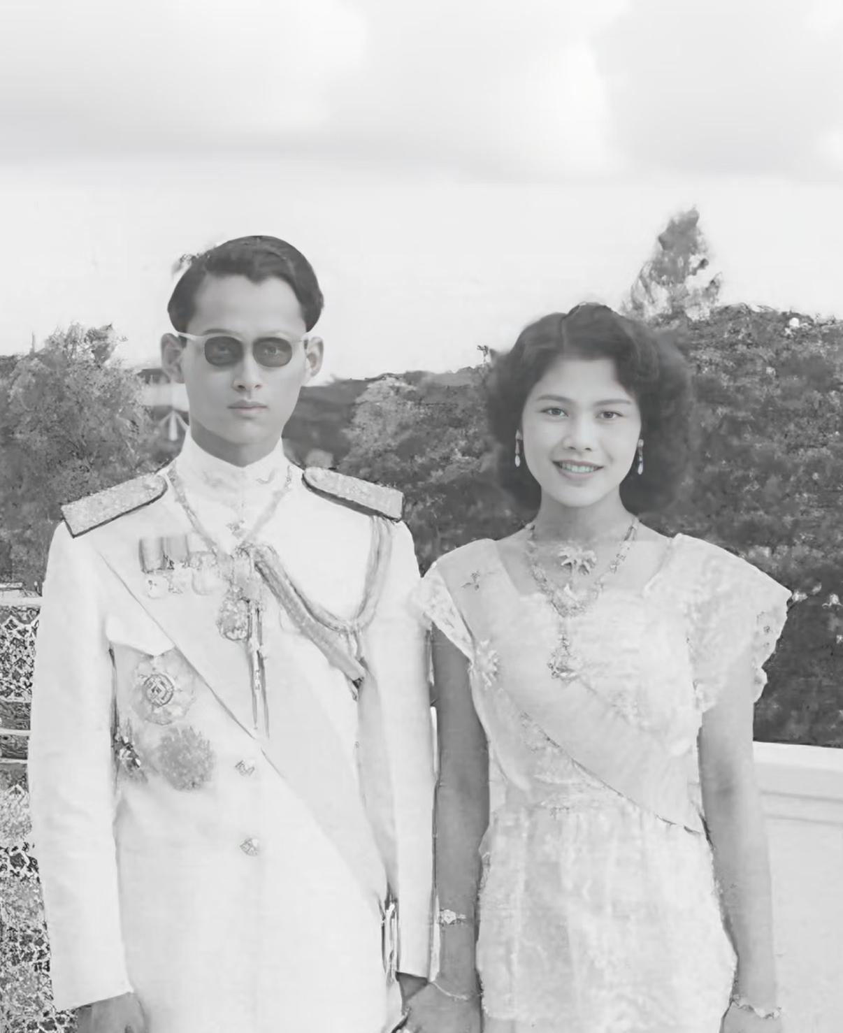 诗丽吉去世，普密蓬为了她在泰国建立了一夫一妻制度，一辈子也是励精图治，是个难得的