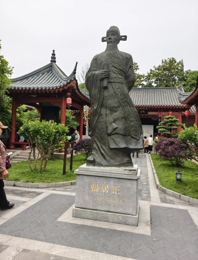 1584年，宰相张居正死后，他家24人饿死府中，之后尸体，被饿红了眼的家犬吞噬而