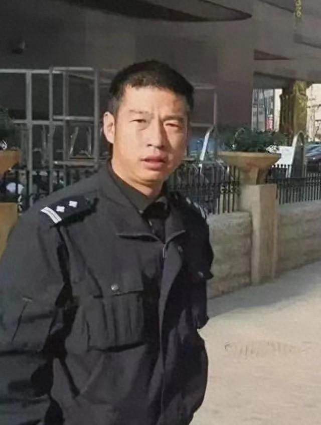杜培武蹲了两年牢，只因为他是警察老婆的丈夫。车里两具尸体、一把失踪的手枪、一堆