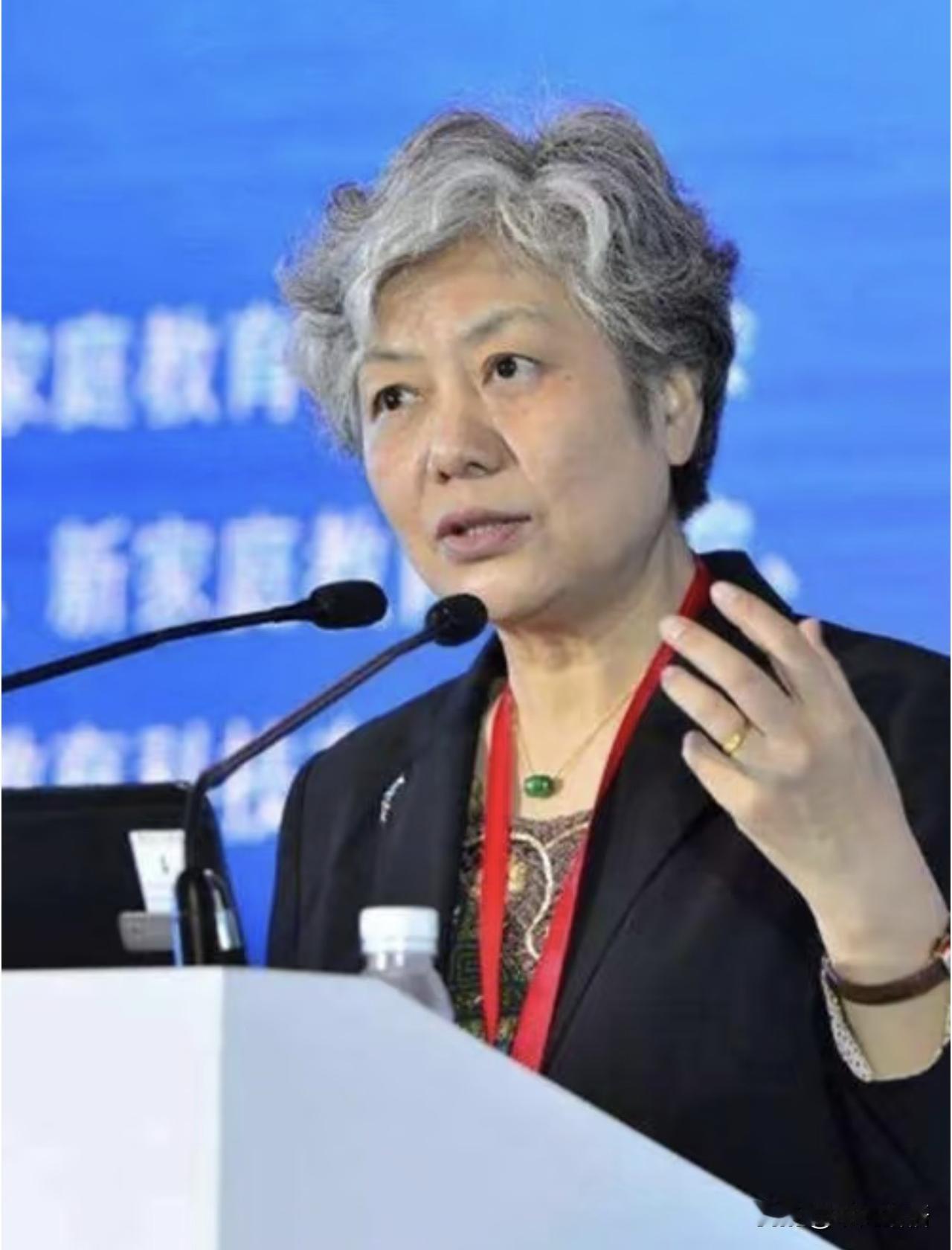 公安大学教授李玫瑾说:“我采访过一个系列强奸犯，他说女人和女人是不一样的，你会