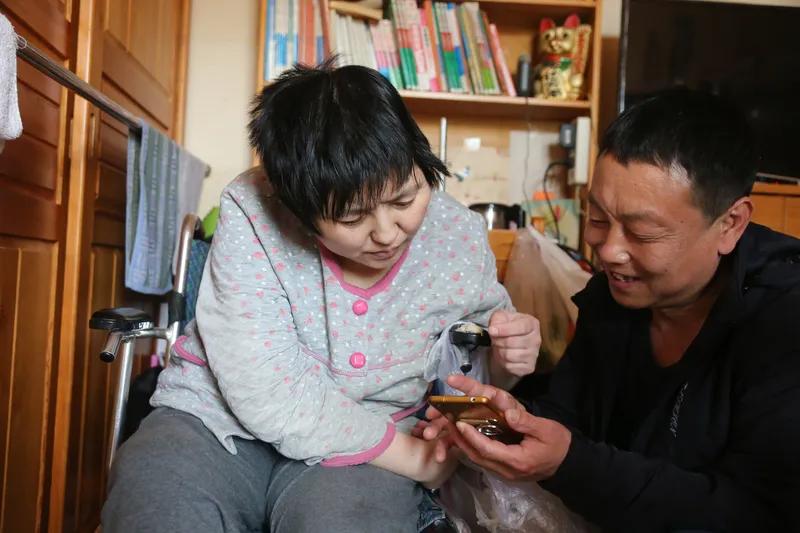 在我们县城的医院，妇产科里有一位医生，在我们生完孩子后，便主动添加了我们的微信，