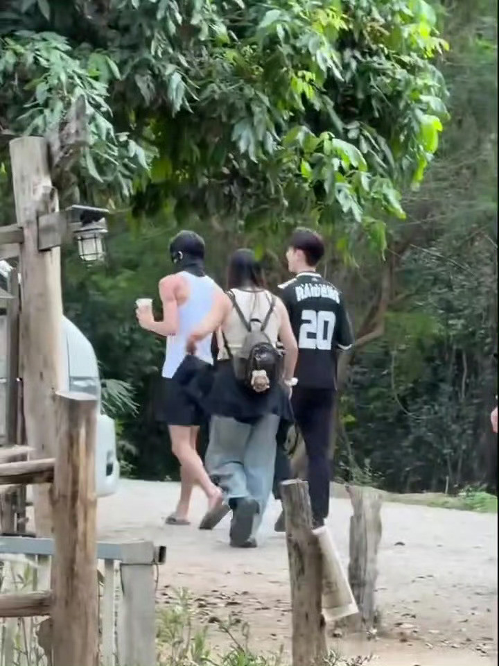 清迈偶遇宋威龙清迈偶遇宋威龙张逸杰网友清迈偶遇同框出游，这对十年好兄弟的神仙友情