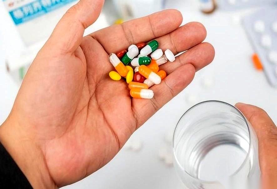 听说维生素B6能改善睡眠、预防脑梗，结果有人吃到手脚发麻、走路都走不稳了。这事