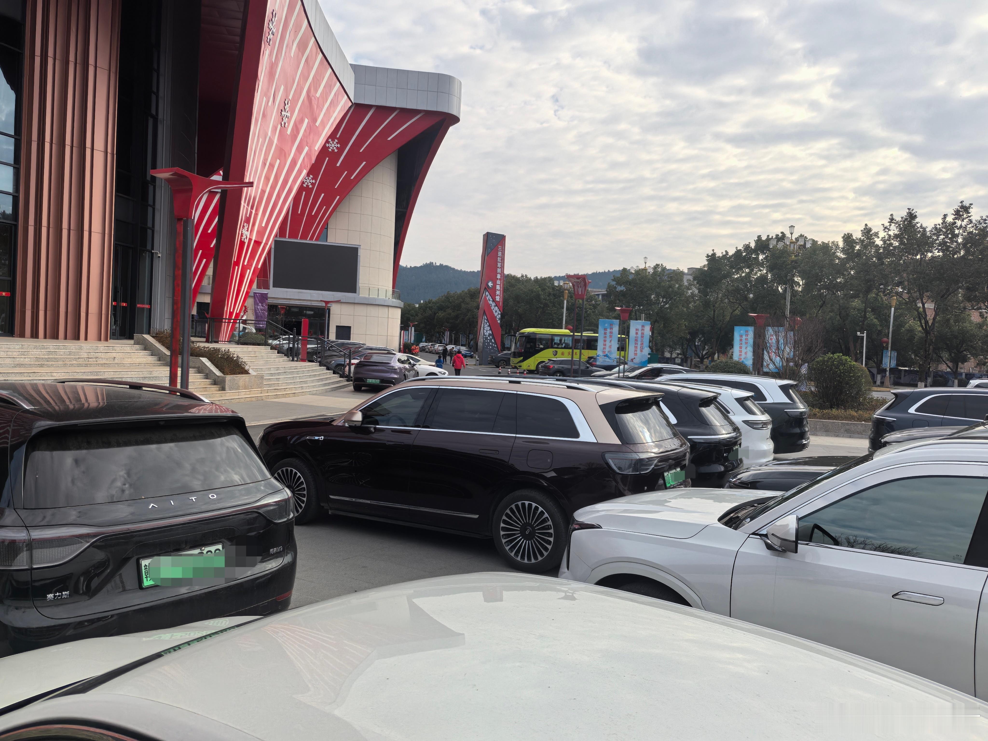 鸿蒙智行市场覆盖率这么高了县城停个车被华为五界给围了享界的旅行车真帅鸿蒙智行全