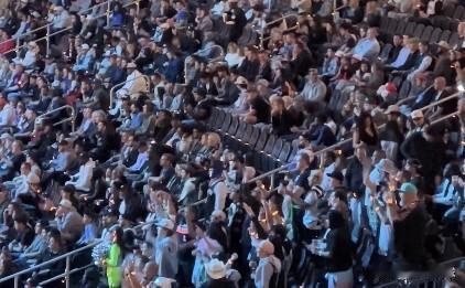 文班亚马真大方啊！今天迎来NBA杯总决赛—马刺队VS尼克斯队的比赛。赛前，马