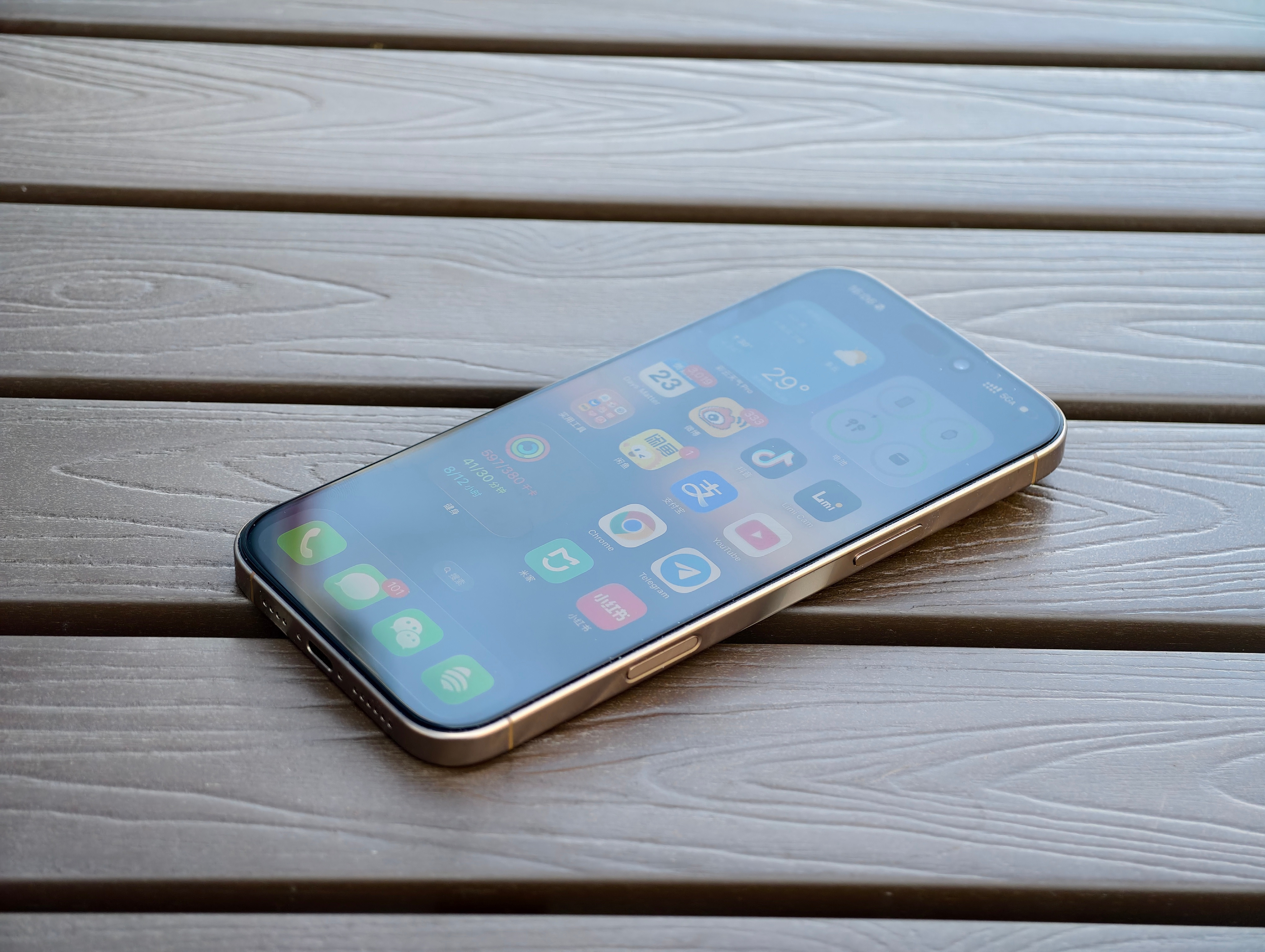 夏天在外面用iPhone就挺有意思的，屏幕一会儿亮一会儿暗的。今年iPho