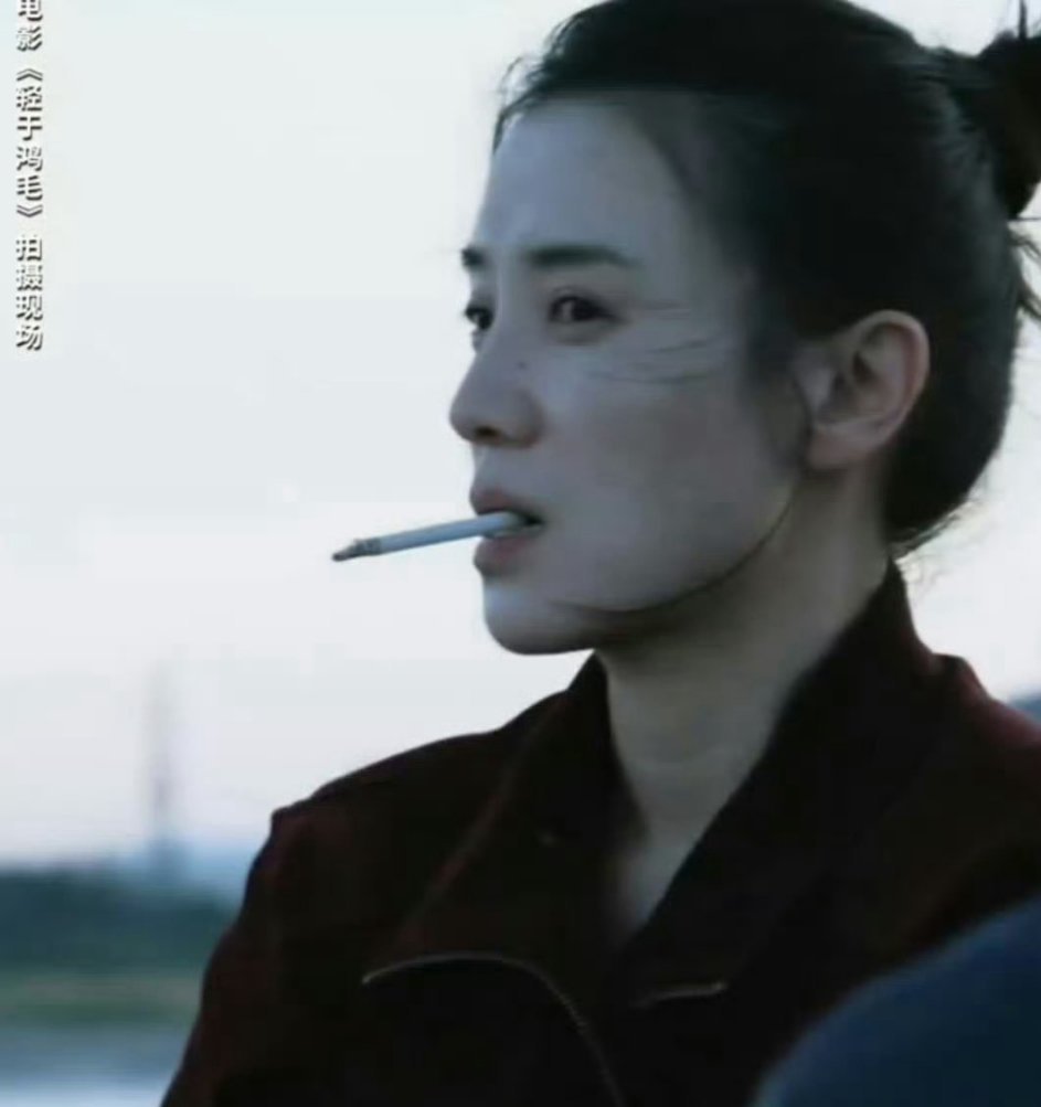 宋佳抽烟镜头女王级别不得不服宋佳，抽烟都能抽得这么勾人。那姿态，那神情，仿佛把烟