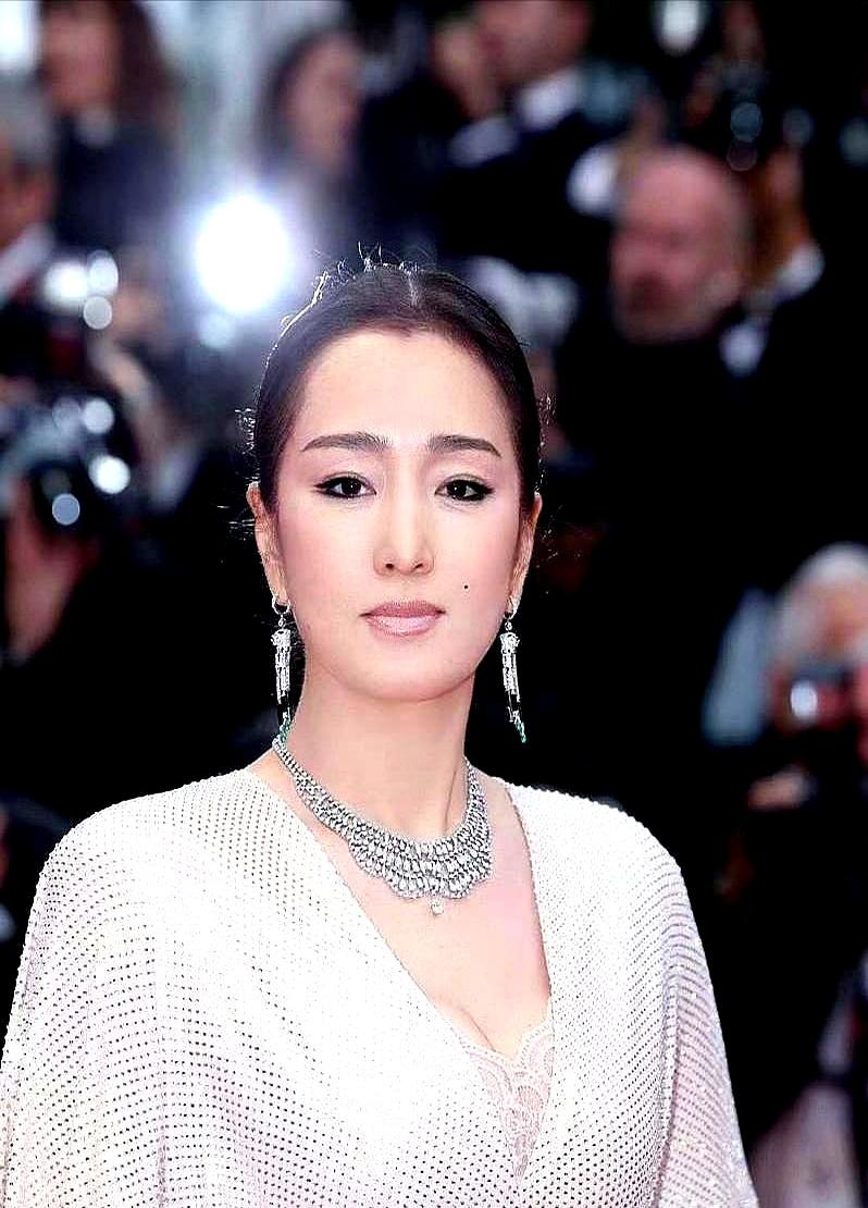 陈道明在北影节当着姜文葛优的面喊：巩俐，你三个丈夫全在这儿了！巩俐当场捂嘴笑