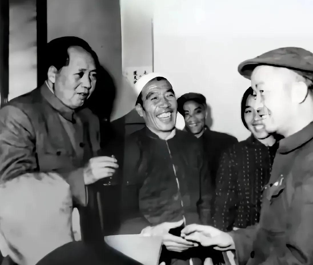 毛主席：共产党员是一种特别的人，他们完全不谋私利，而只为民族与人民求福利。