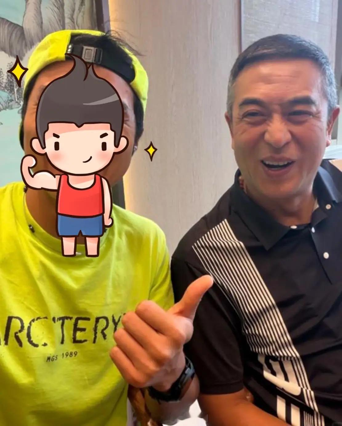 张嘉益在西安老家吃泡馍，打扮朴素，为人也很随和，与男粉丝合照脸上挂满笑容一点明星