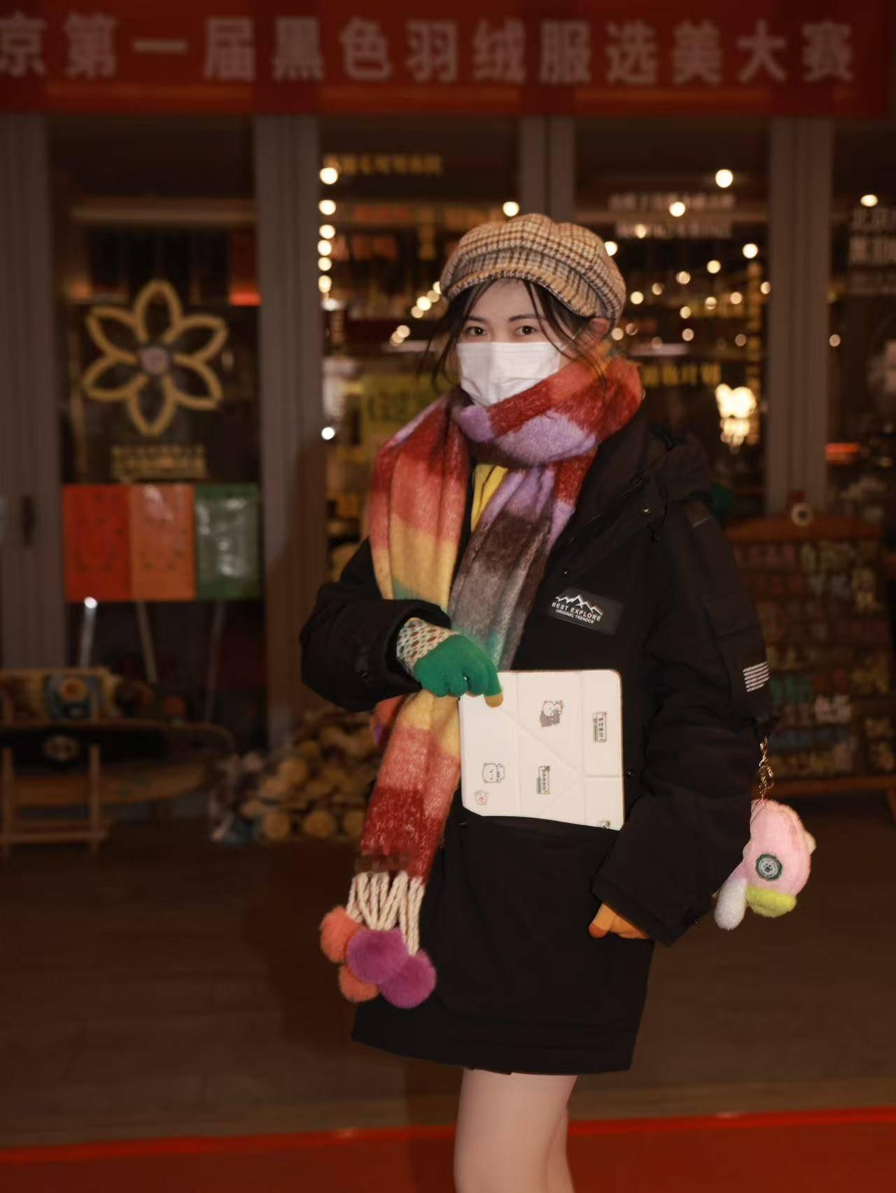 《一件黑色羽绒服，为何成了超大城市里最温暖的“保护色”？》为什么一件平平无奇